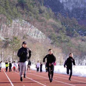 冬合宿で三枝浩基コーチが子供たちと一緒に走っています。